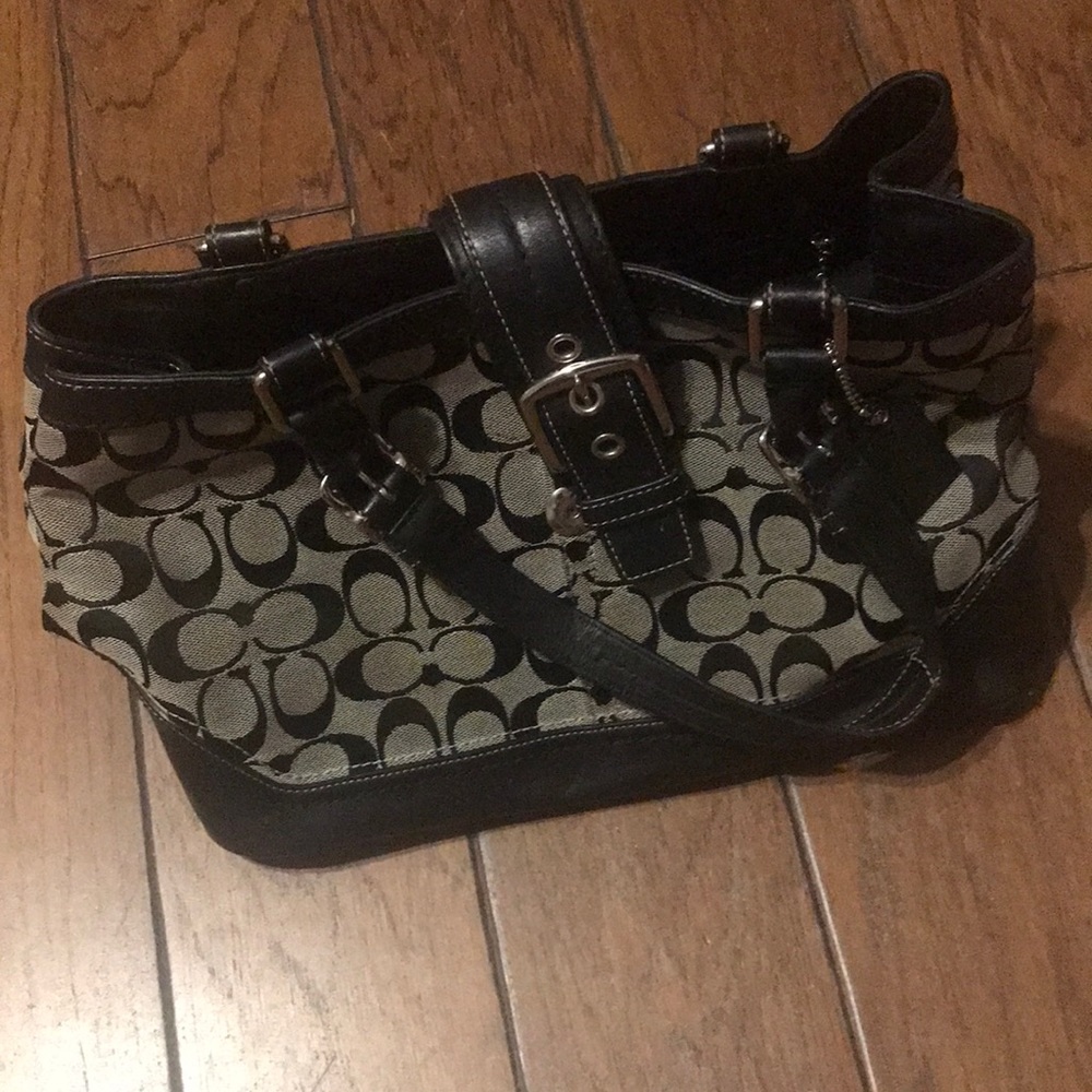 COACH Signature handbag 💕.  Medium